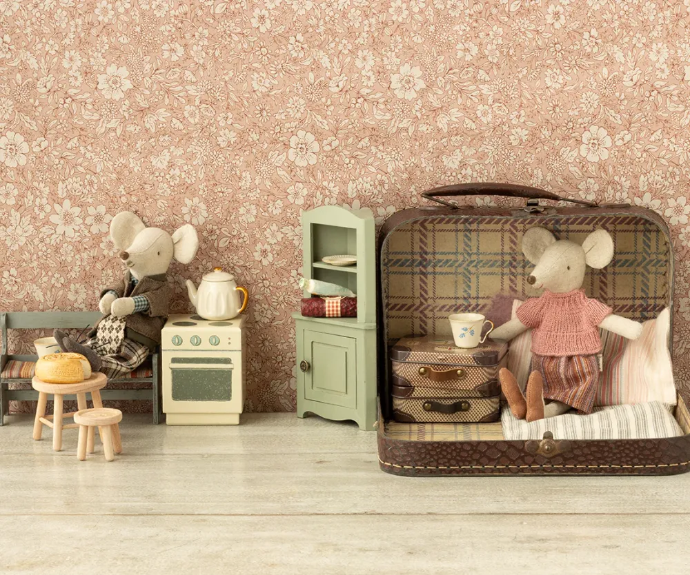 corner_cabinet_mouse_ligh_1.webp Kids Maileg Doll Accessories>Corner Cabinet, Mouse Light green –