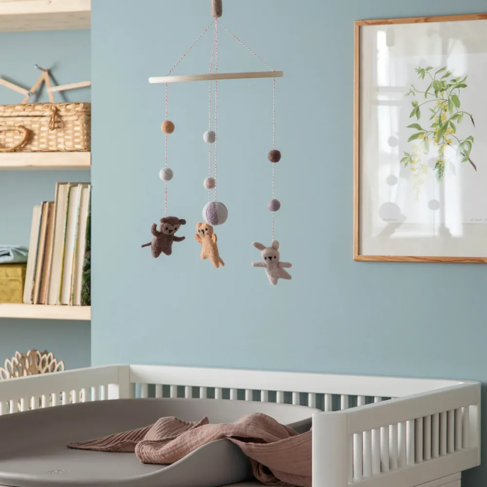 felted_baby_mobile_teeny__1.webp Kids Sebra Interior Mobiles>Felted baby mobile, Teeny Toes – Sebra