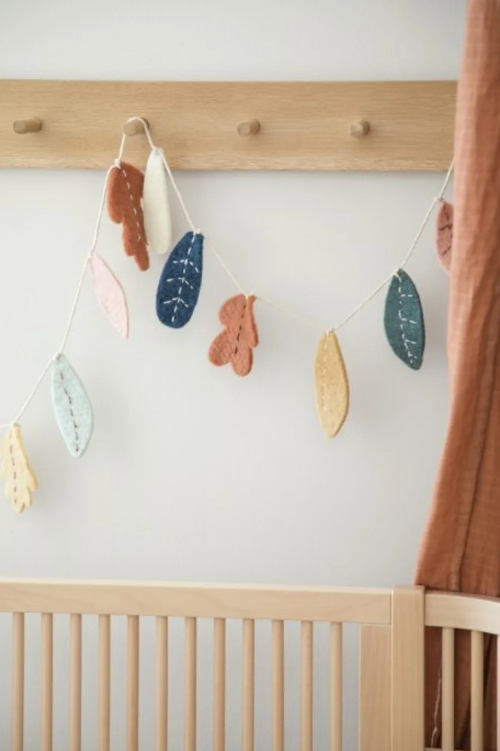 felted_garland_leaves__se_1.webp Kids Sebra Interior Garlands | Birthday / Party>Felted garland, leaves – Sebra