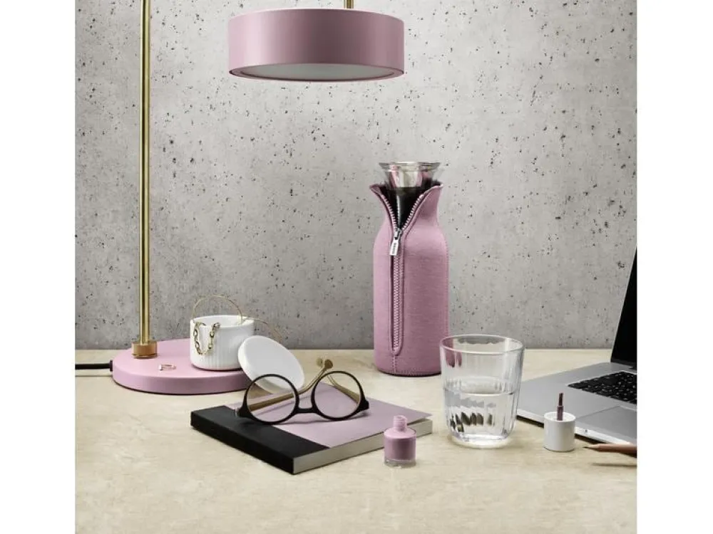 fridge_carafe_l_rose__eva_1.webp Nordichaus Kitchen>Fridge Carafe, 1L Rose – Eva Solo