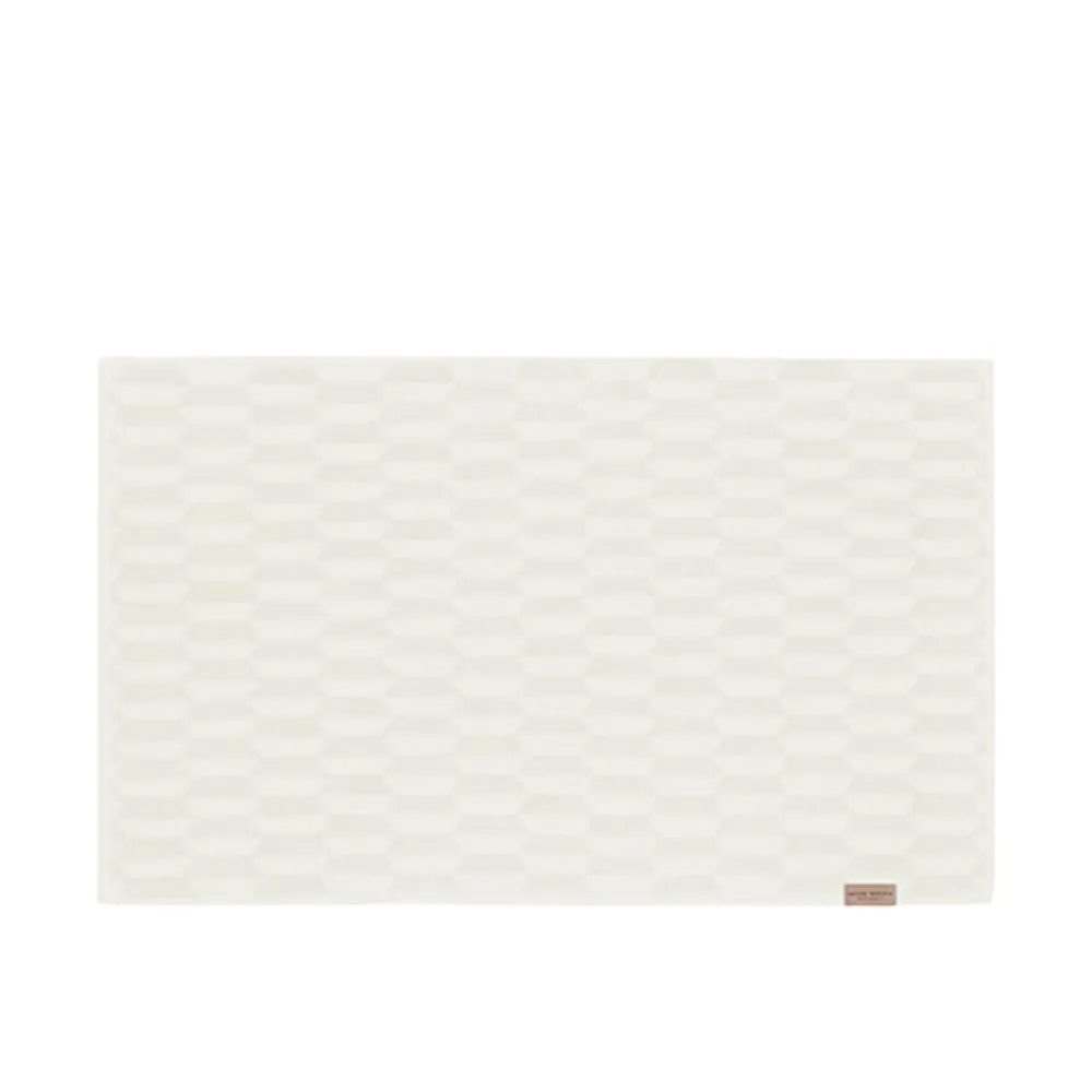 geo_bath_mat__x__cm_off_w_0.webp Mette Ditmer Wellness & Beauty | Textiles>GEO Bath mat 50 x 80 cm, off white –