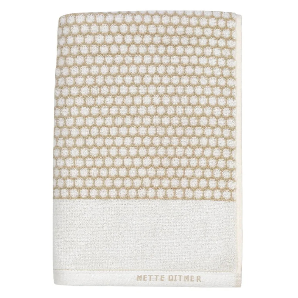 grid_bath_towel_sand__met_0.webp Mette Ditmer Wellness & Beauty | Textiles>Grid Bath Towel Sand –