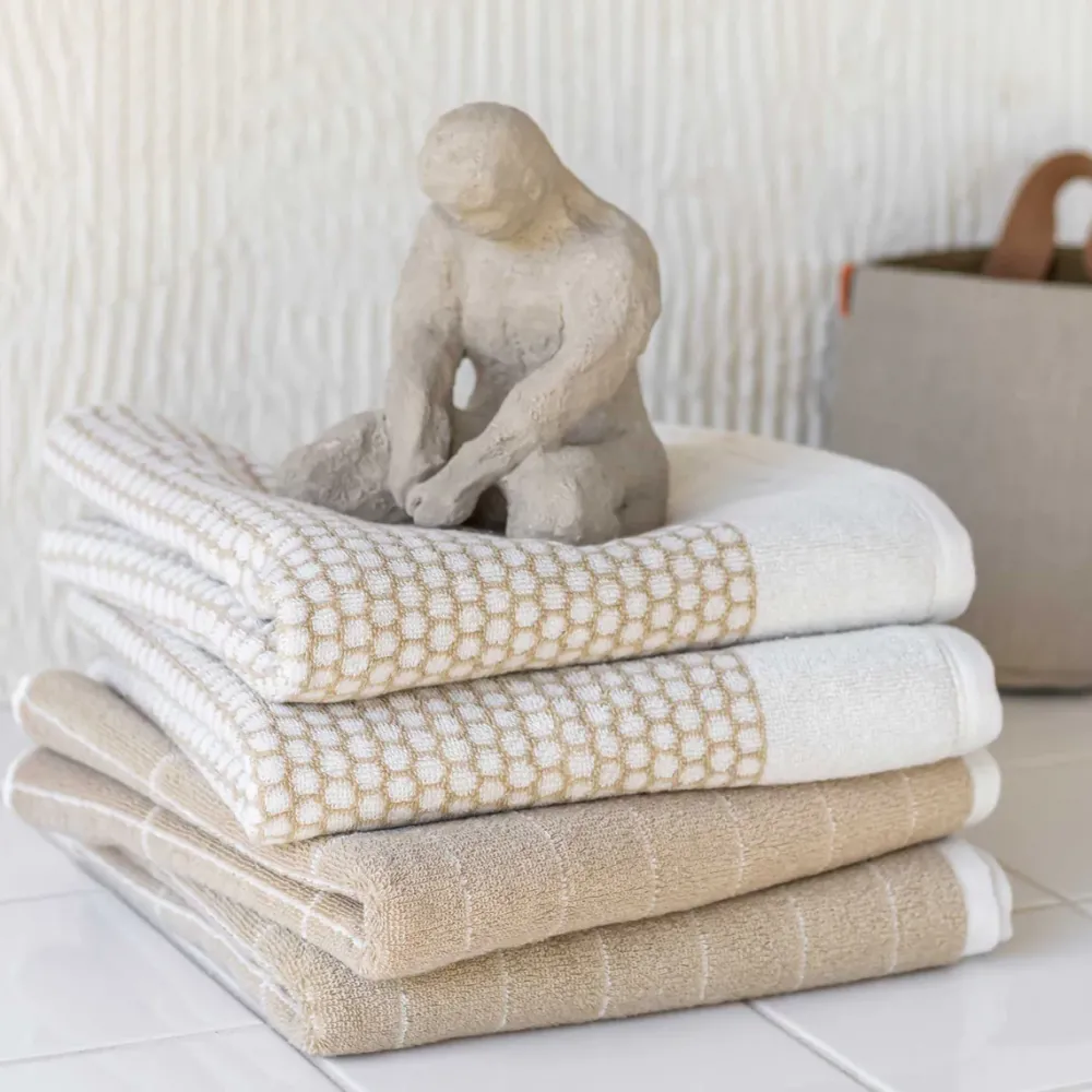 grid_bath_towel_sand__met_2.webp Mette Ditmer Wellness & Beauty | Textiles>Grid Bath Towel Sand –
