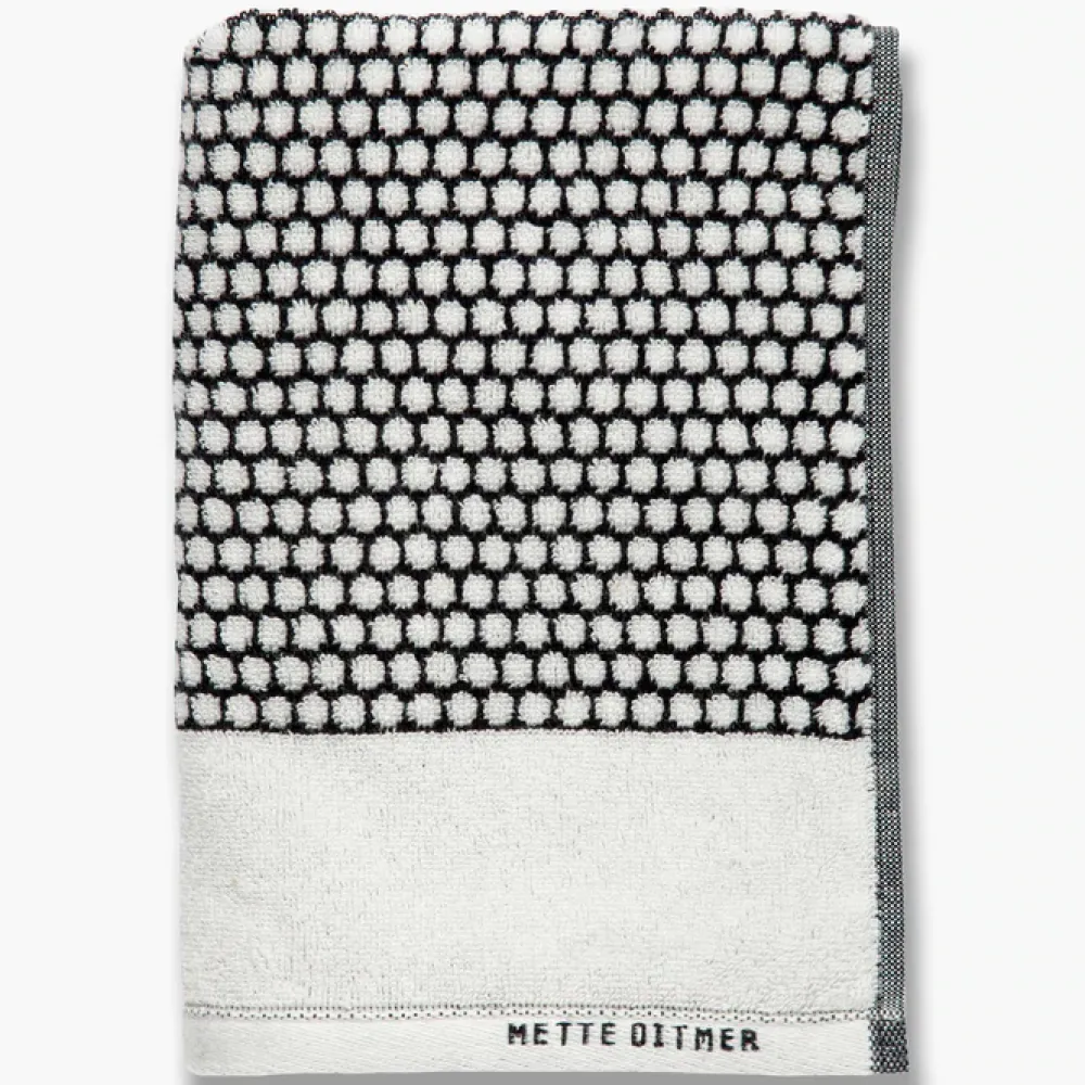 grid_towel__x__cm_black___0.webp Mette Ditmer Wellness & Beauty | Textiles>Grid Towel 38 x 60 cm, Black / Off White –