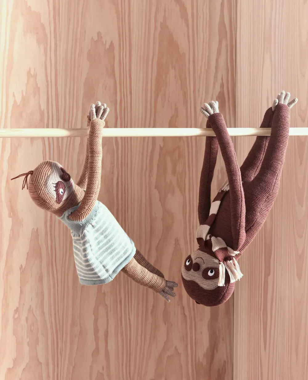 hanna_sloth__oyoy_1.webp Kids OYOY Mini Cuddly Toys>Hanna Sloth – OYOY