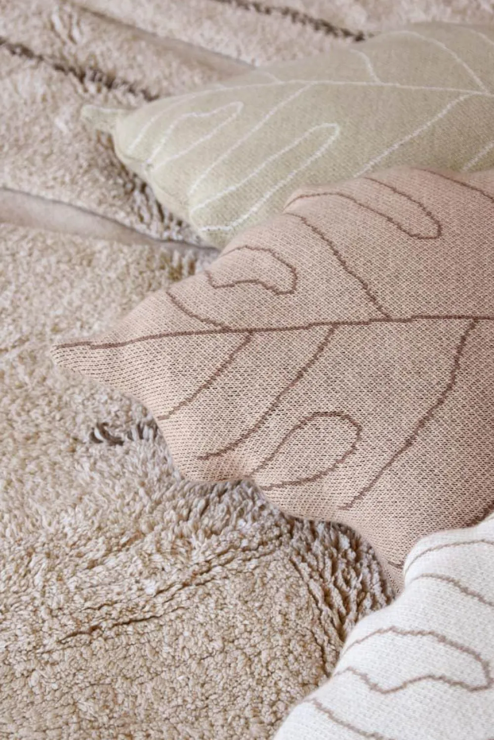 knitted_cushion_baby_leaf_2-2.webp Kids Lorena Canals Cushions & Nursing Pillows>Knitted Cushion Baby Leaf Rose Beige –