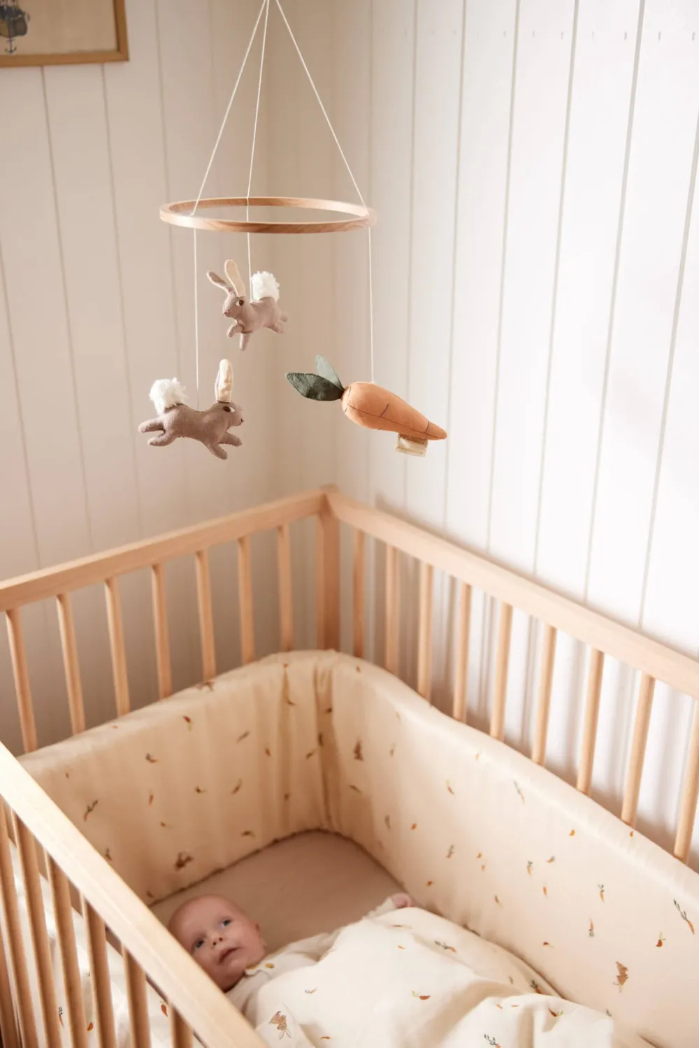 linen_baby_mobile_carrot__1.webp Kids FILIBABBA Mobiles>Linen baby mobile Carrot Thief –