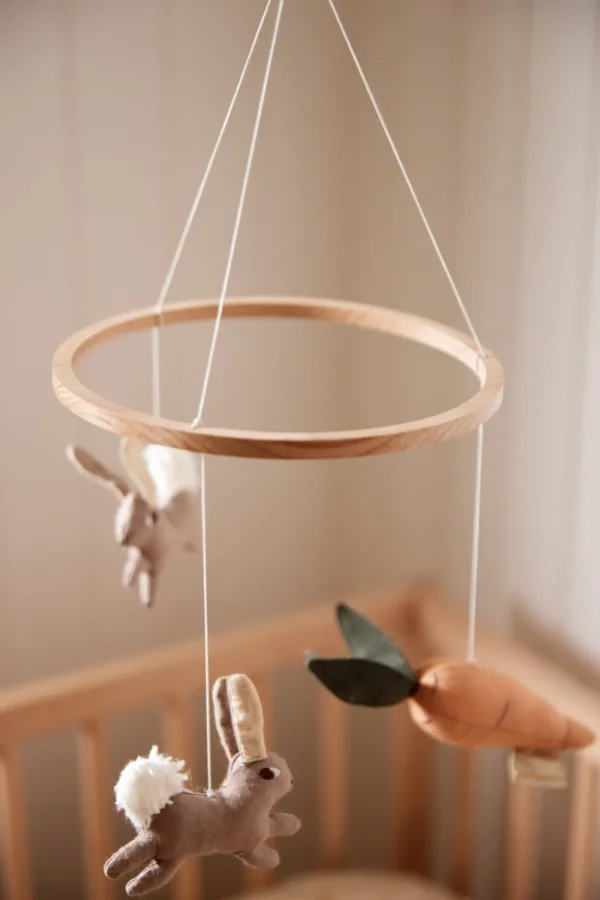 Kids FILIBABBA Mobiles>Linen baby mobile Carrot Thief –