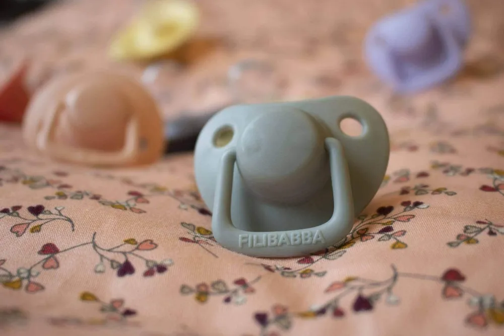 pacifiers_pack_moss_green_1.webp Kids FILIBABBA Pacifiers And Boxes>Pacifiers 2-pack Moss green 0-6 months –