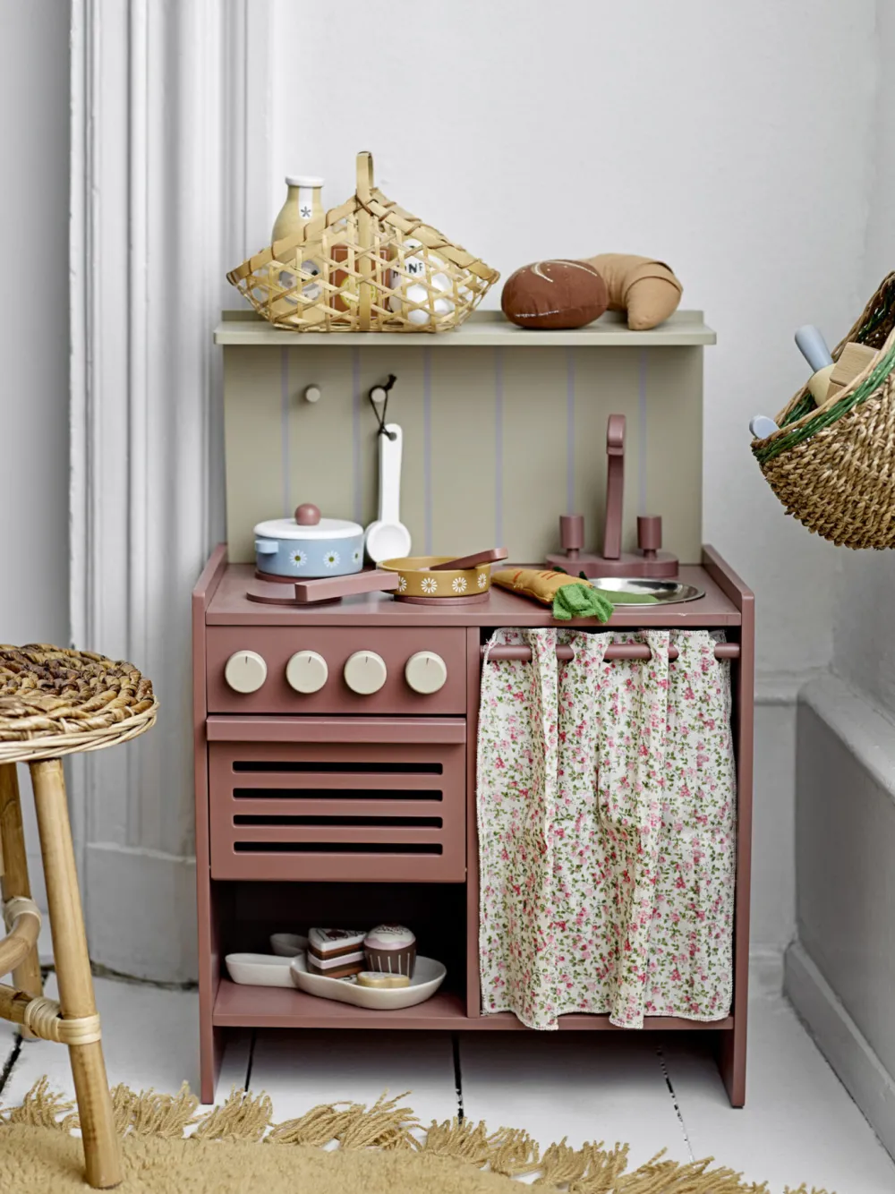 pippi_mini_kitchen__bloom_3.webp Kids Bloomingville Mini Wooden Toys>Pippi Mini Kitchen – Bloomingville