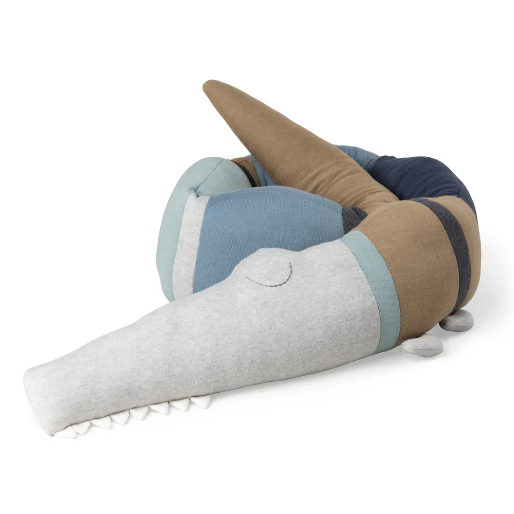 sleepy_croc_cushion_dusty_0.webp Kids Sebra Interior Cushions & Nursing Pillows | Bed Bumpers>Sleepy Croc Cushion, Dusty Blue – Sebra