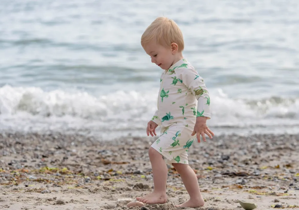 uv_swimsuit_long_sleeves__1.webp Kids/BOY FILIBABBA Boy 2-8Y>UV Swimsuit Long Sleeves, First Swim –