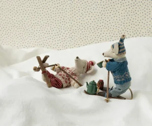 Kids Maileg Doll Accessories | Christmas Toys>Winter mouse with ski set, Mum –