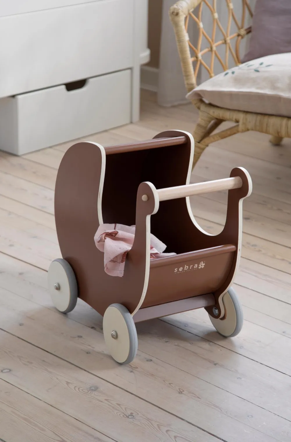 wooden_dolls_pram_dark_am_1.webp Kids Sebra Interior Doll Accessories>Wooden doll’s pram, dark amber – Sebra